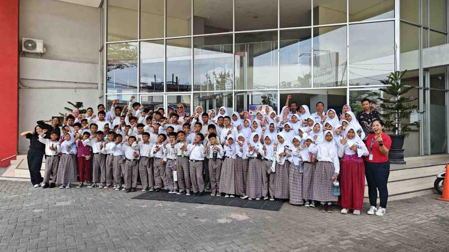 Serunya “Study Literasi” bersama SDN Suradinaya di Perpustakaan BPK PENABUR Cirebon