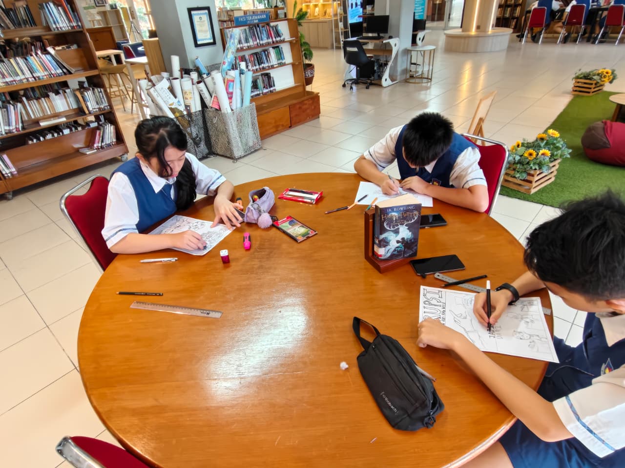 Perpustakaan Menjadi Ruang Belajar Kreatif bagi Siswa SMPK PENABUR Cipto